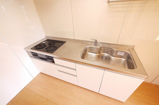 キッチン　３口ガスコンロ完備のシステムキッチンです