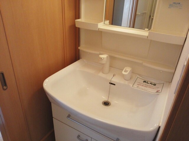 洗面設備　明るい洗面所です