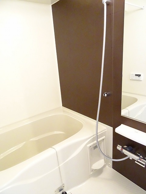 バス・シャワールーム　ゆったりと入れる浴室です。