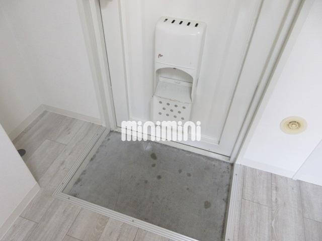 玄関　玄関ドアにはポストが付いています☆