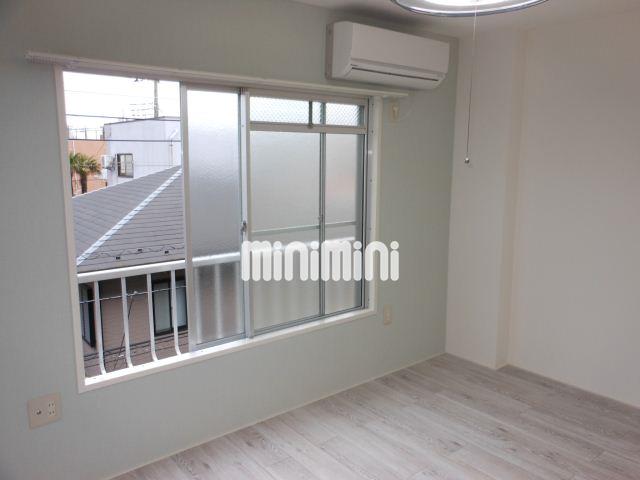 居室・リビング　木目調の床でおしゃれです☆