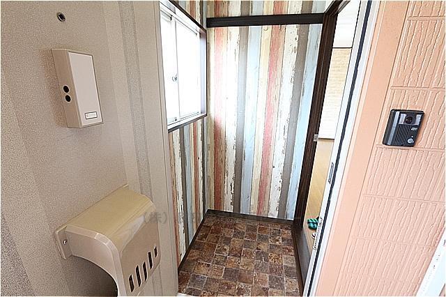 玄関　カラフルなウッディ調玄関