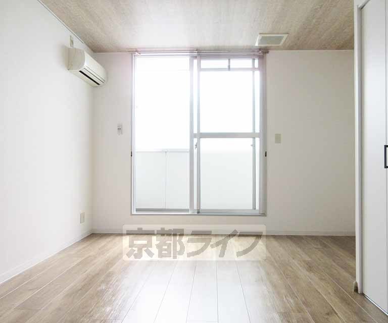 居室・リビング　白基調の室内です