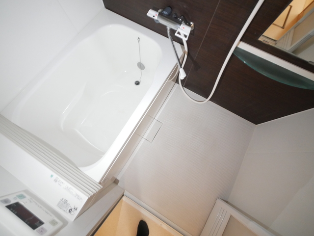 バス・シャワールーム　★鏡付の清潔感のあるバスルームです★