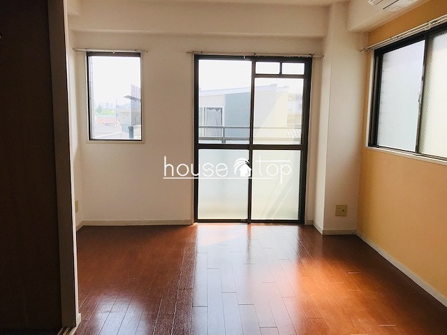 居室・リビング　テーブルやベッドなど設置可能