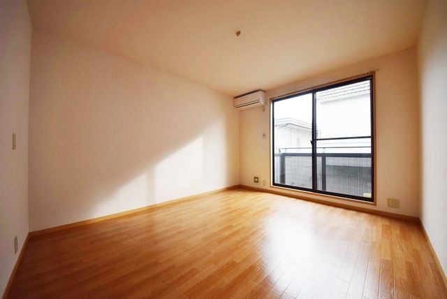 居室・リビング　明るいリビングは広めな7帖