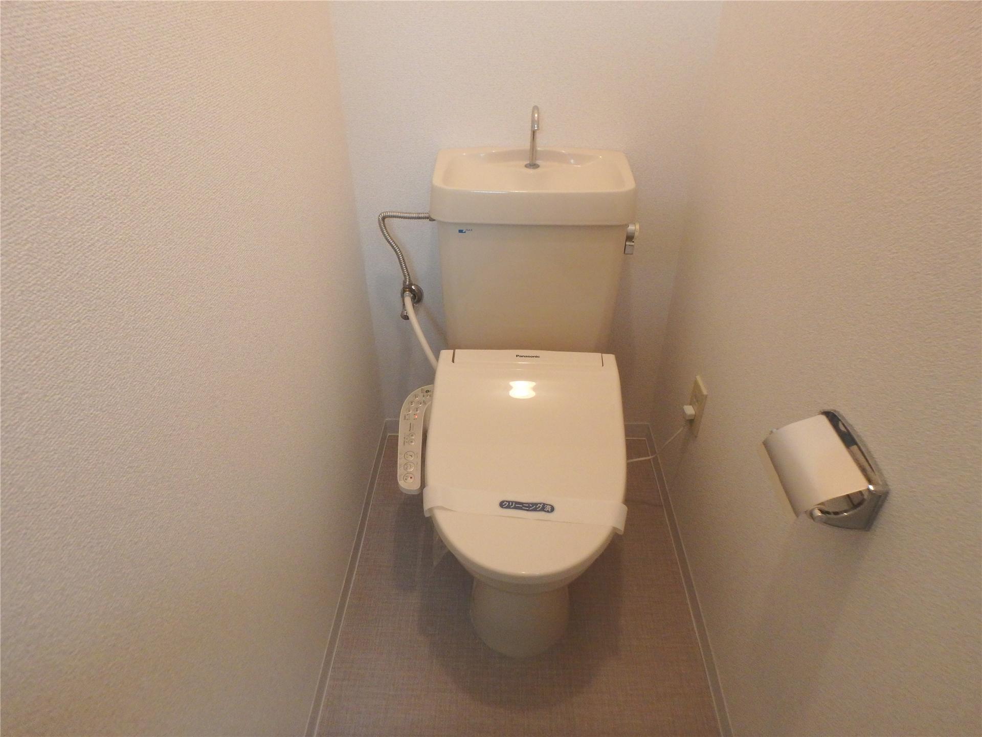 トイレ　温水洗浄便座付きのトイレです