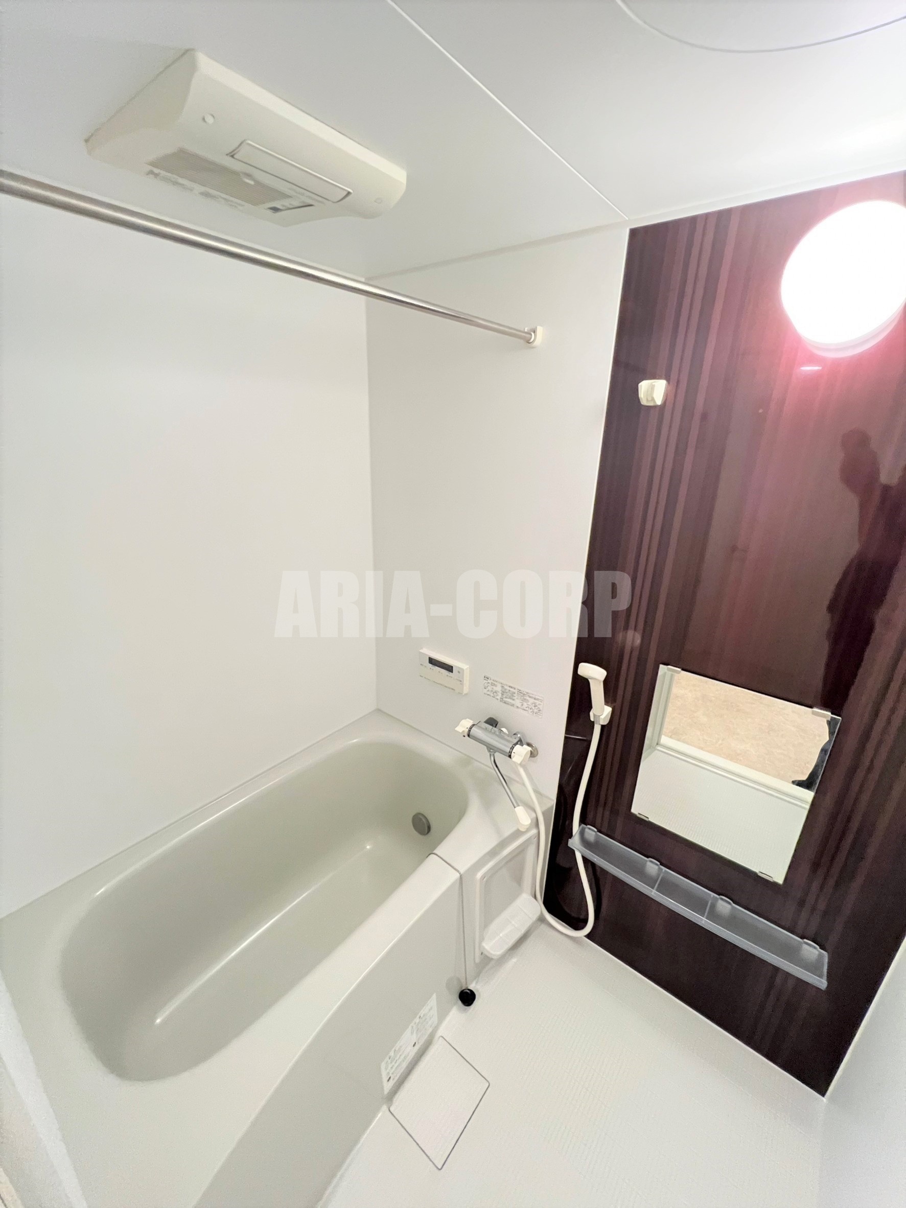 バス・シャワールーム　追焚き浴室乾燥付。カラーパネル採用でお洒落なバスルームです。