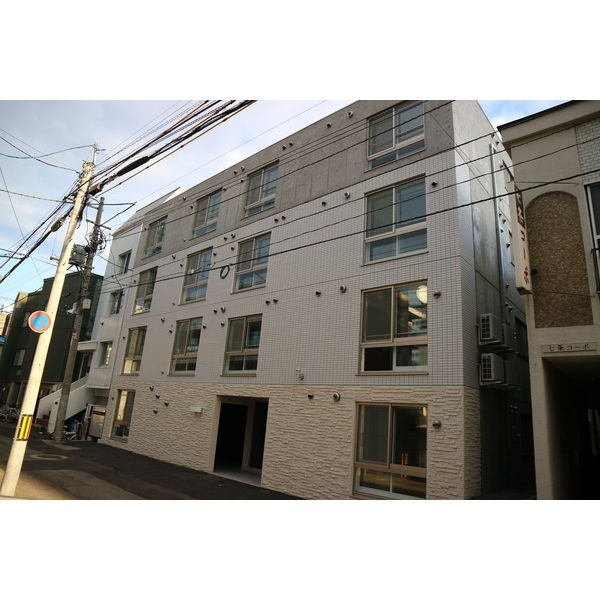 建物外観　★人気築浅デザイナーズMS！★都市ガス！★エアコン付き！