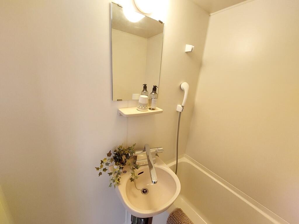 バス・シャワールーム　浴槽と洗面が一緒でお手入れラク