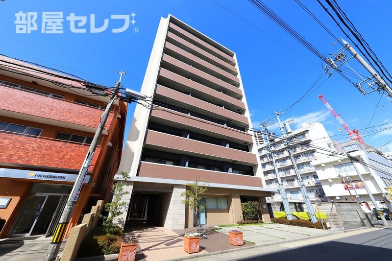 建物外観　タイル張りで配色がおしゃれな建物です。