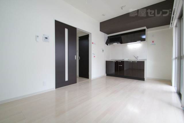 居室・リビング　ブランとホワイトでお洒落に演出されたリビングです。