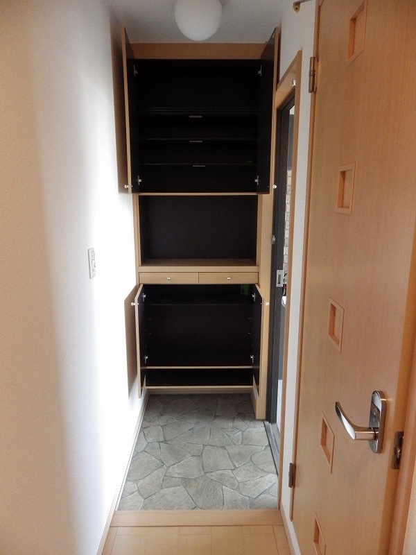 玄関　玄関収納もタップリ♪