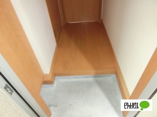 玄関　※１０２号室の画像です。