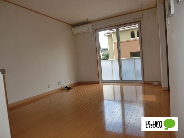 居室・リビング　※１０２号室の画像です。