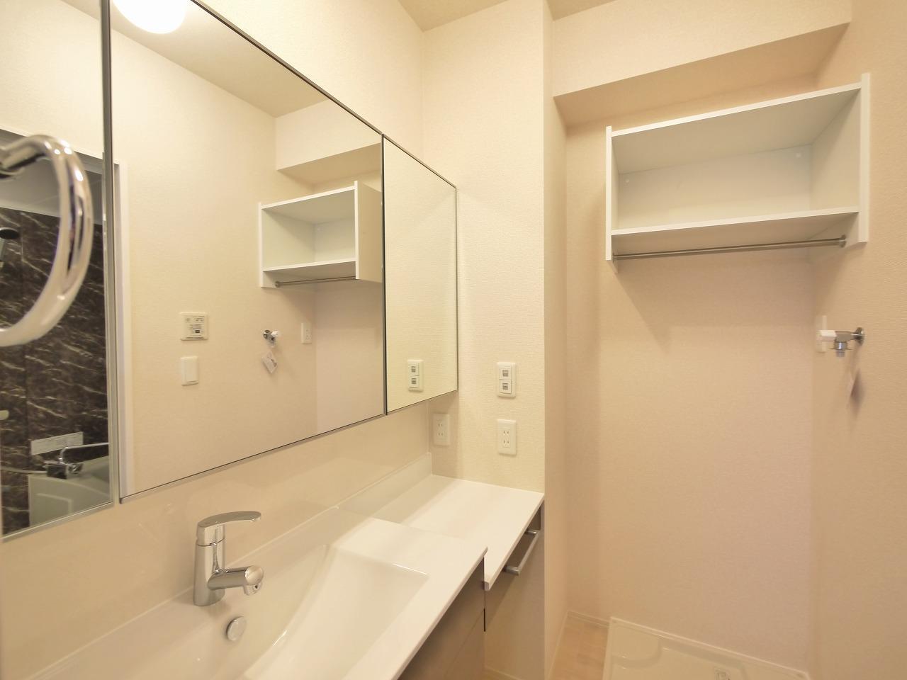 洗面設備　広々洗面至る所に収納あり！