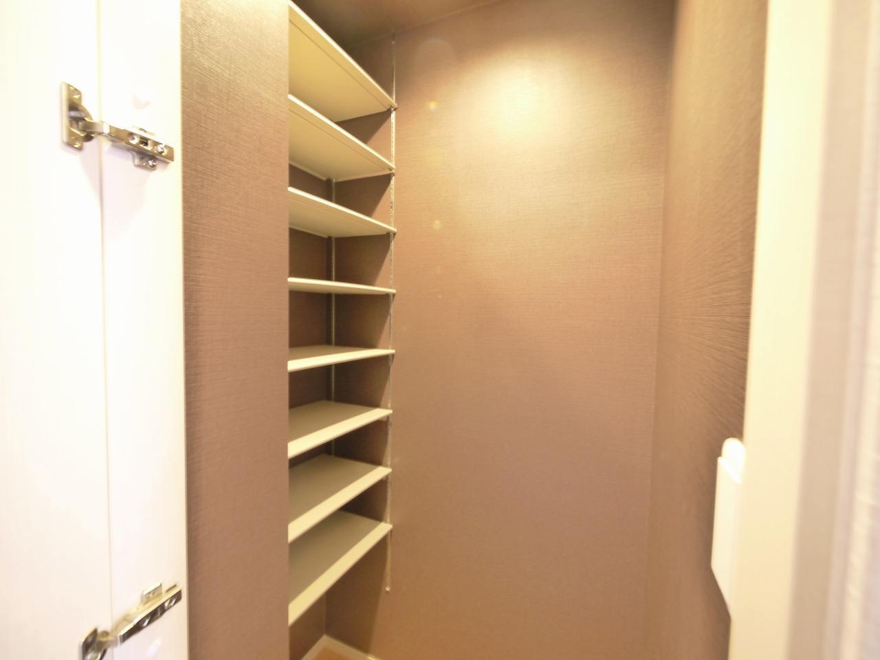 玄関　玄関横収納