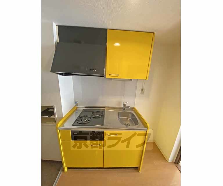 キッチン　鮮やかなイエローのシステムキッチンです。