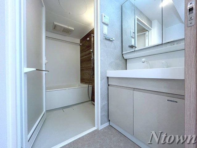 洗面設備　スペースが確保できる洗面所です