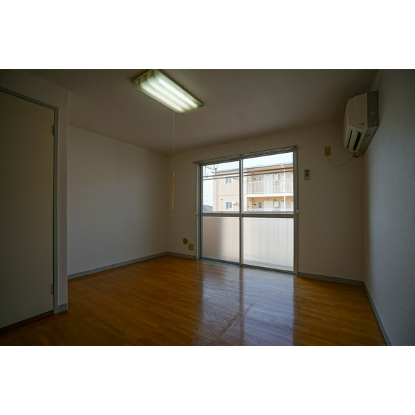 居室・リビング　同じ敷地内の別の部屋