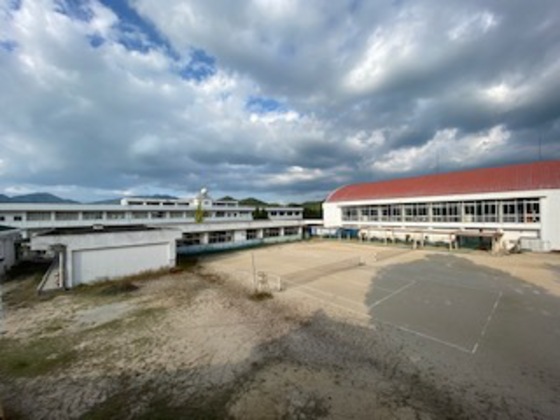 中学校　熊野町立熊野東中学校（中学校）まで2495m