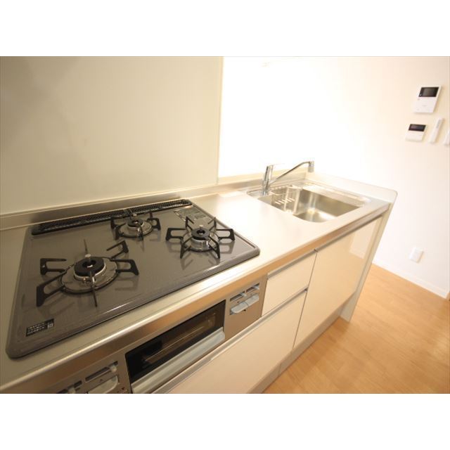 キッチン　３口ガスコンロ付きのシステムキッチン♪