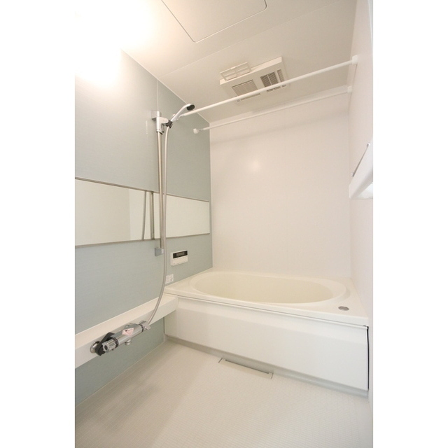 バス・シャワールーム　追い焚き機能、浴室乾燥機付きのバスルーム