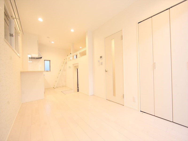 居室・リビング　ＬＤＫ9.7帖　2面採光　クローゼット付（収納充実してます）