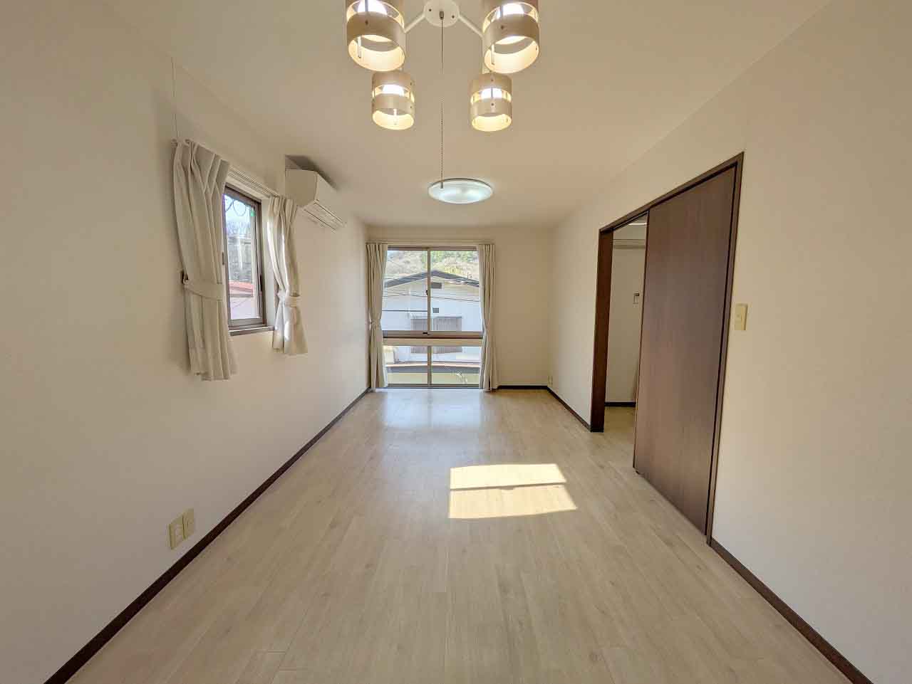 居室・リビング　カウンターキッチンから見るＬＤＫ