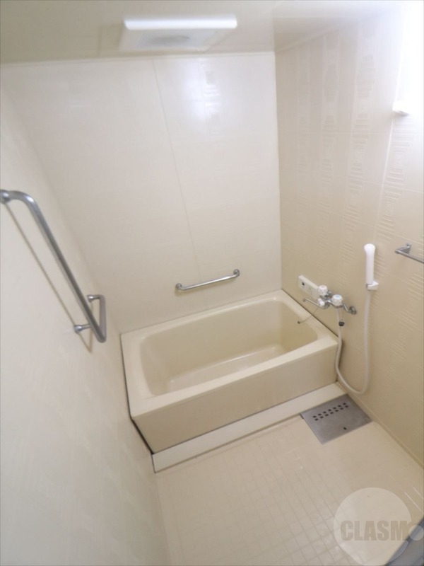 バス・シャワールーム　清潔感のあるバスルーム