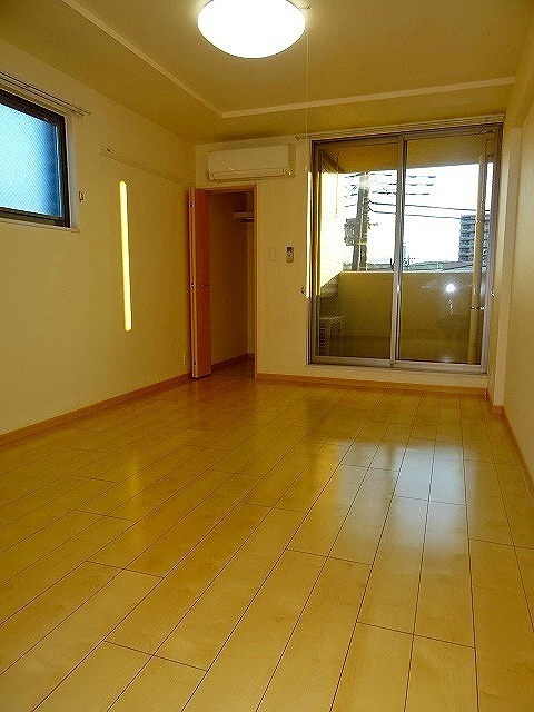 居室・リビング　フローリングの明るい室内です。