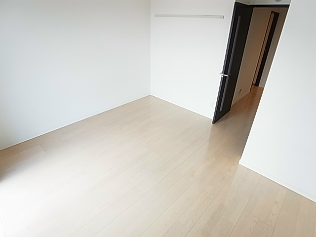 居室・リビング　別部屋同型反転写真