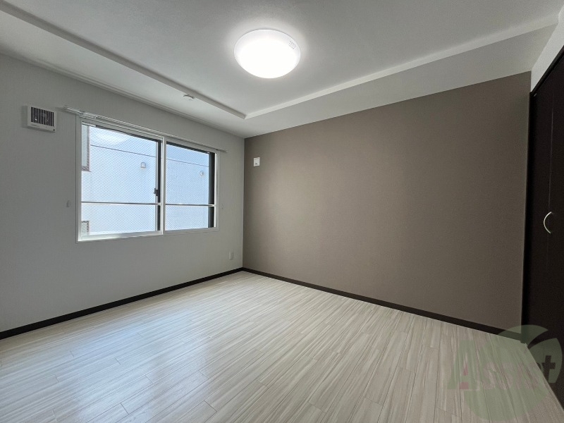 その他部屋・スペース　寝室はこちらです。光が差し込む、温かみのあるお部屋です。