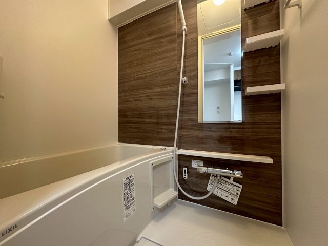 バス・シャワールーム　落ち着いた空間のお風呂です