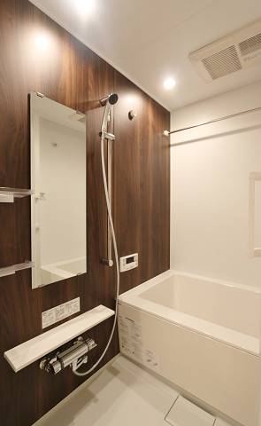 バス・シャワールーム　オシャレなお風呂は落ち着きますね