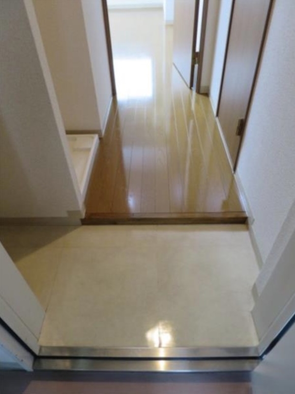 玄関　※他の号室写真になります。
