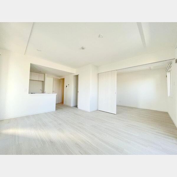 居室・リビング　白を基調とした落ち着く配色で家具も合わせやすいです♪