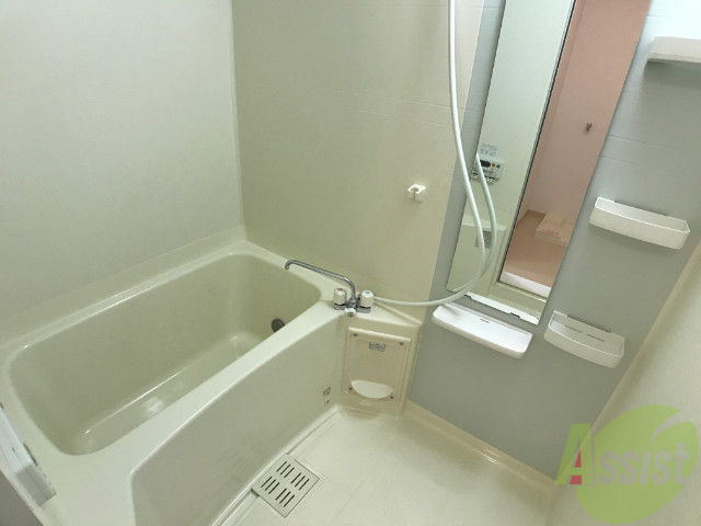 バス・シャワールーム　バスルームは狭すぎず、ゆったりシャワーも浴び浴びれそうです。
