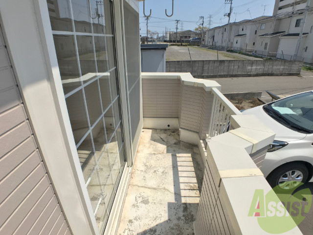 バルコニー　バルコニーです。洗濯物が干せるスペースがありそうです。