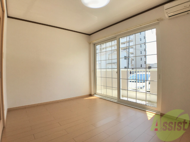 居室・リビング　こちらは７．５帖のダイニングキッチンです。窓も大きく明るい