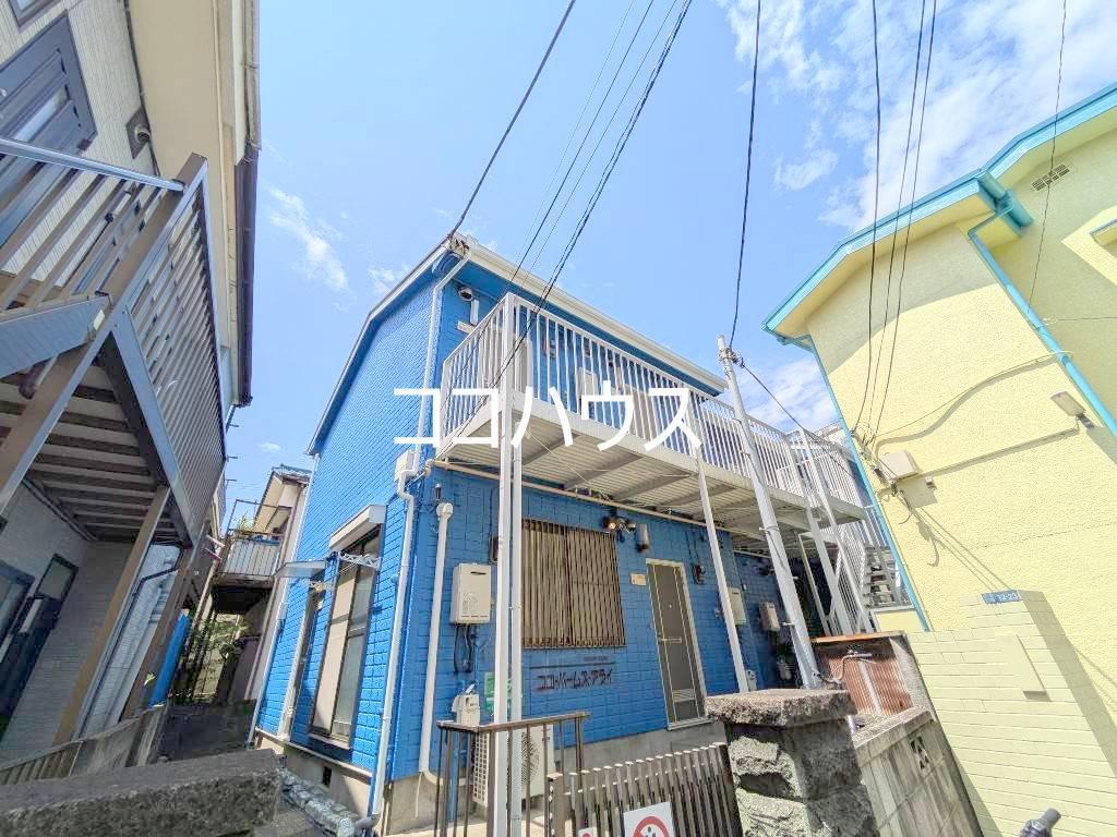 建物外観　ブルーの建物なので目立ちます