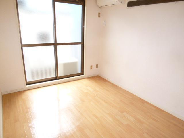 居室・リビング　エアコン付いてる洋室です。