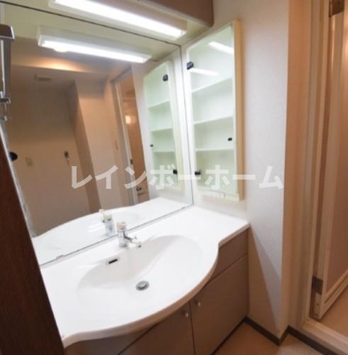 洗面設備　明るい洗面所です