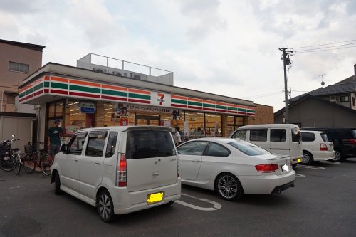 コンビニ　セブン-イレブン 広島川内店（コンビニ）まで284m