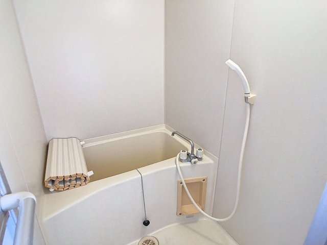 バス・シャワールーム　掲載写真は同型モデルを掲載しており実際のお部屋と仕様等が異な