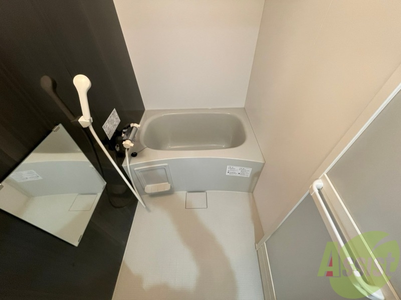 バス・シャワールーム　広々したお風呂で快適にくつろげそうです。