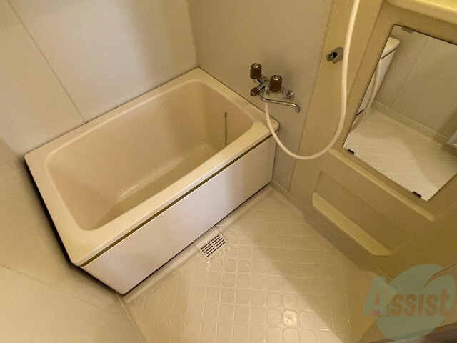 バス・シャワールーム　こちらはお風呂。一日の疲れをここで癒してください。