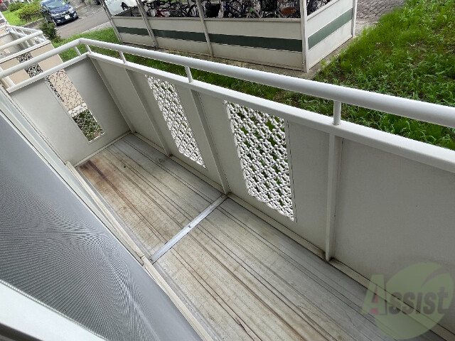 バルコニー　バルコニー。洗濯物がはかどりそうな広さがありますよ。