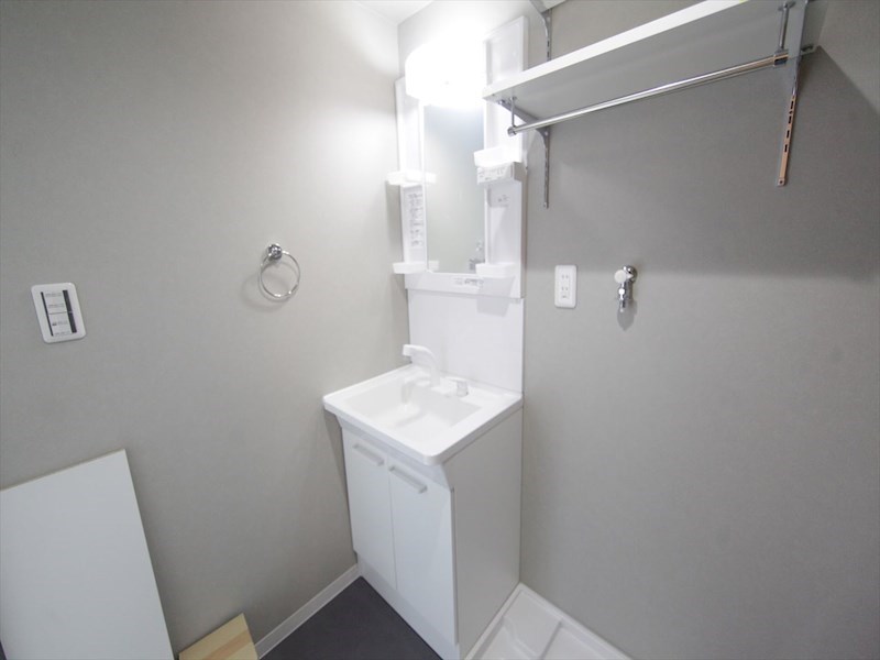 洗面設備　脱衣所　独立洗面台（シャンプードレッサー付）収納スペース有