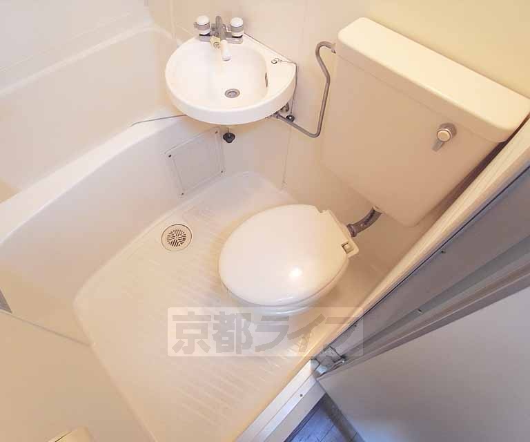 トイレ　ユニットバスでもゆったりとしたスペース。